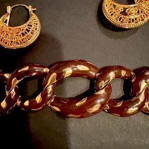 Beautiful gold tone jewelry.  Excellent condition.